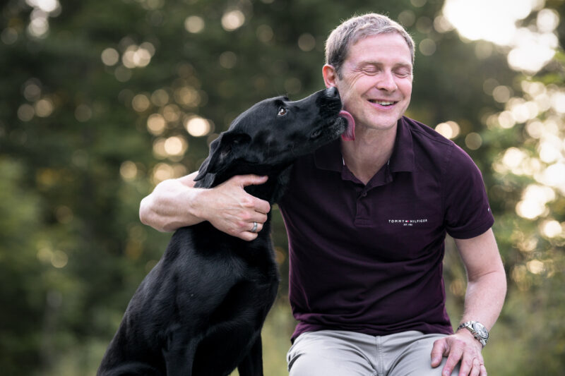Labrador schleckt Herrchen Fotoshooting mit Hund