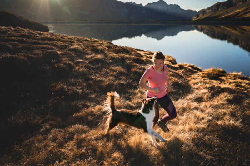 Australian Shepherd und Mensch rennend