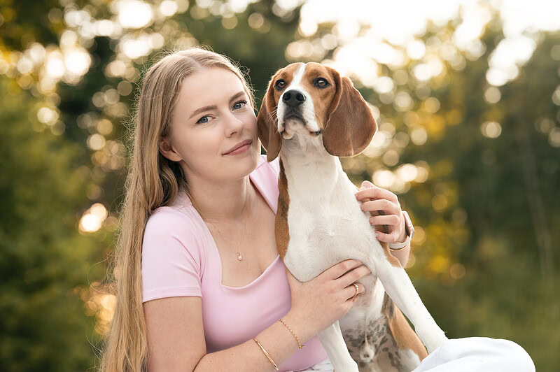 Beagle beim Kuscheln Hundefotoshooting Schweiz