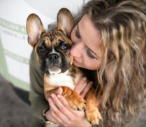 Frops Welpe im Arm Hundefotoshooting Schweiz